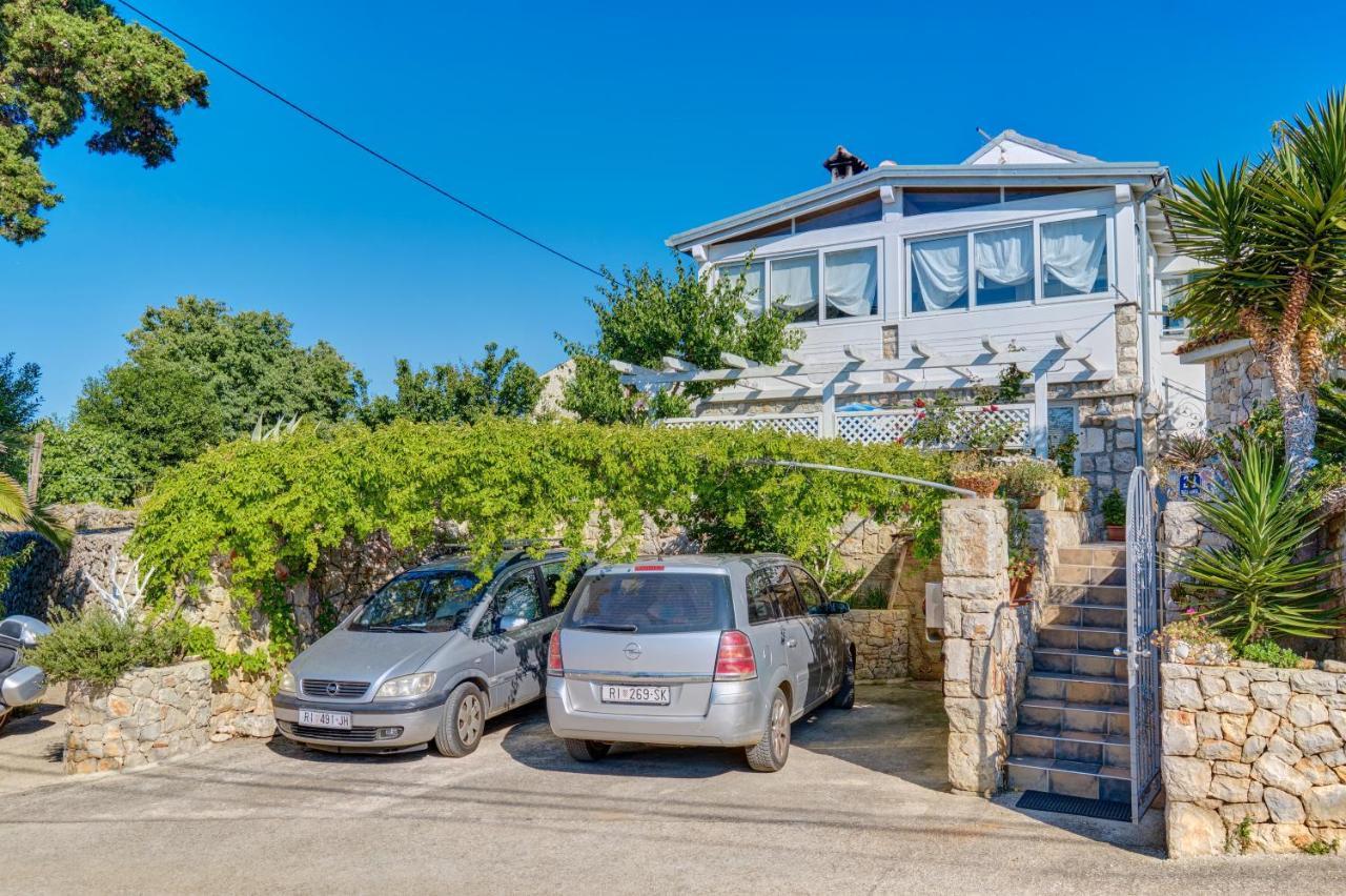 Apartment Neno - Terrace & Parking Veli Losinj Exterior photo