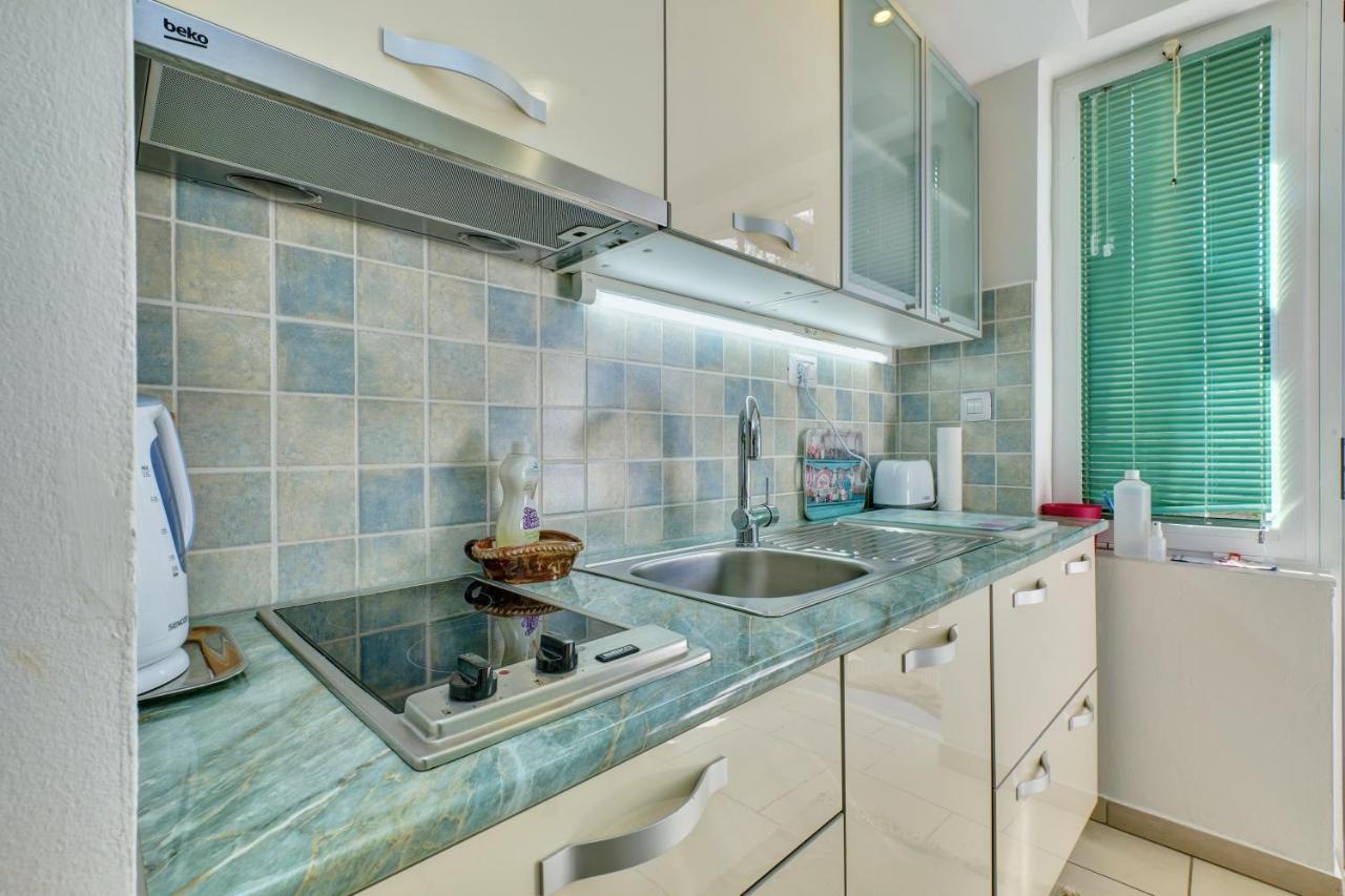 Apartment Neno - Terrace & Parking Veli Losinj Exterior photo