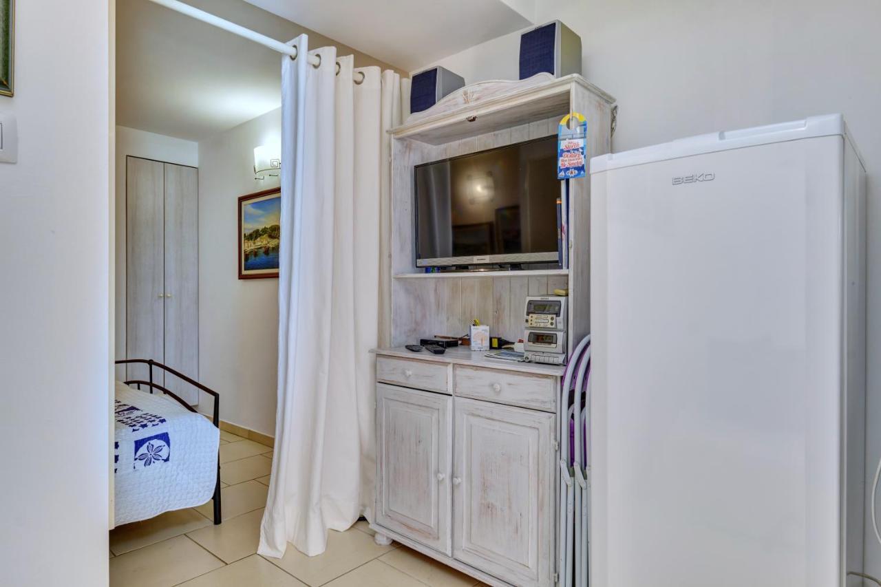 Apartment Neno - Terrace & Parking Veli Losinj Exterior photo