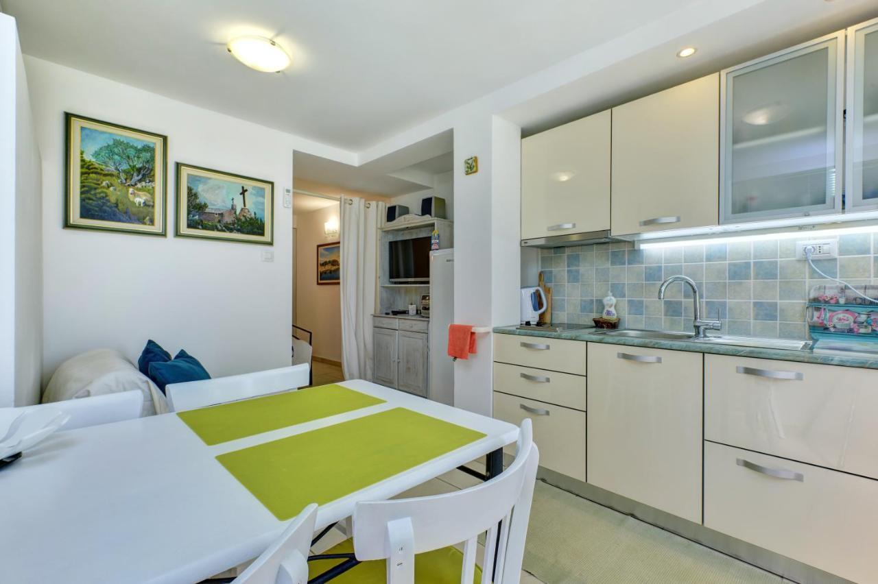 Apartment Neno - Terrace & Parking Veli Losinj Exterior photo