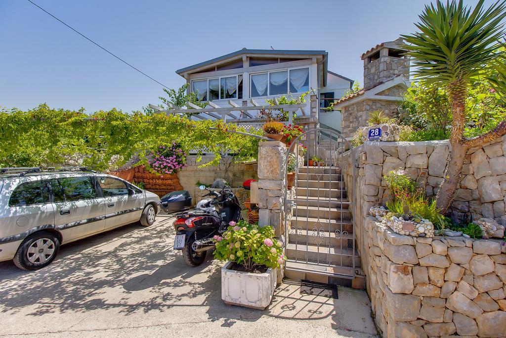 Apartment Neno - Terrace & Parking Veli Losinj Exterior photo