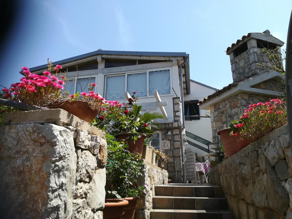 Apartment Neno - Terrace & Parking Veli Losinj Exterior photo